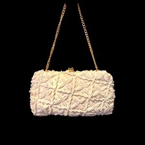 Vintage White Floral Seed Beaded Gold Kiss Lock Gold chain wristlet clutch bag